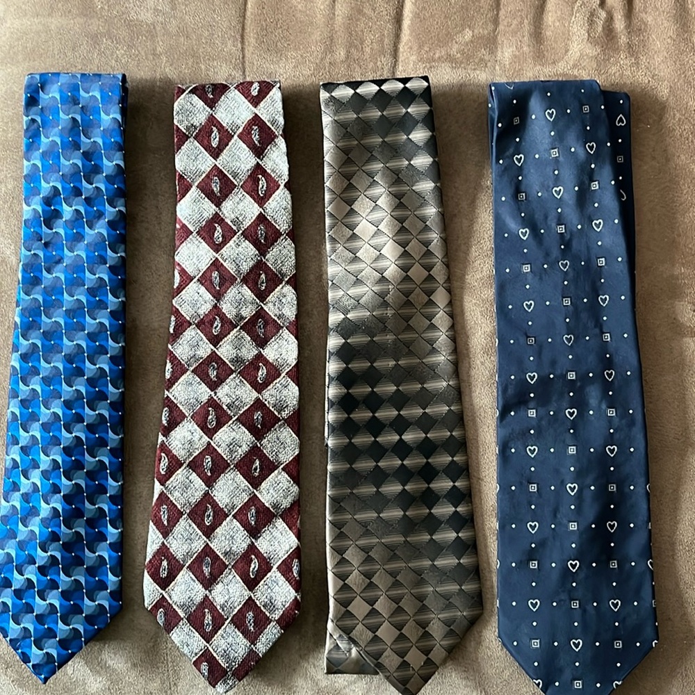Mens ties. Halston, David Taylor, MOSCHINO. Lot of 4